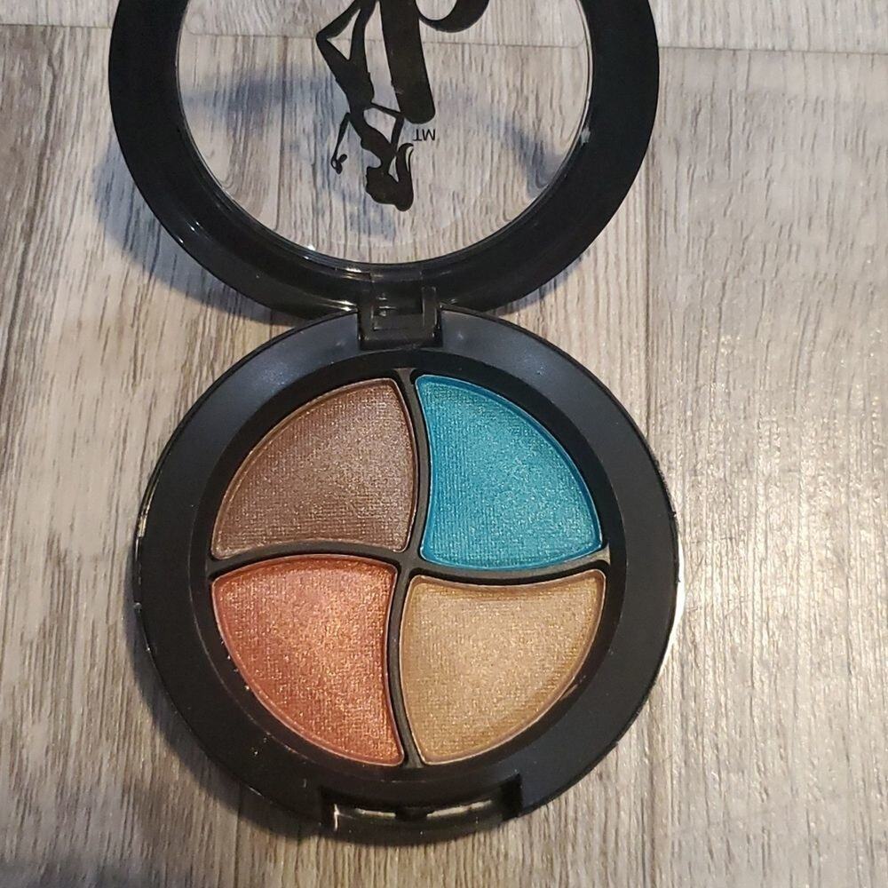 Be a bombshell cosmetics bora bora eyeshadow